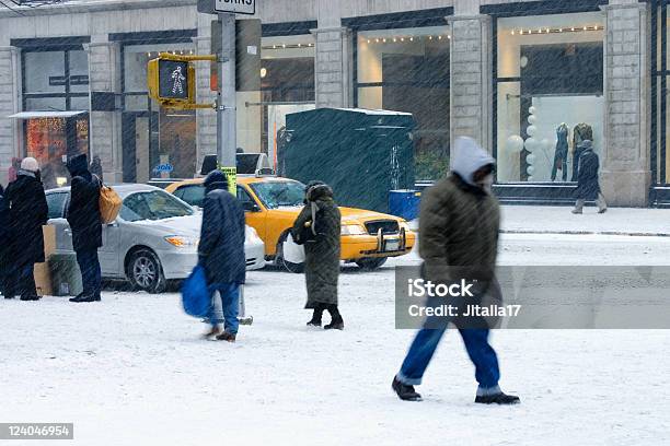 Foto de Nova York Tempestadepessoas Caminhando e mais fotos de stock de Neve - Neve, New York City, Inverno