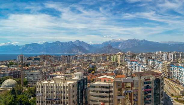 vue de ville d’antalya avec la montagne et le ciel nuageux - turkey mediterranean sea mediterranean countries vacations photos et images de collection