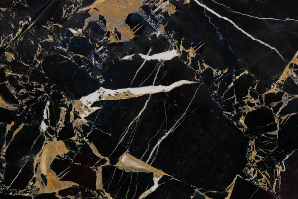 königlicher schwarzer marmorhintergrund mit weißen und goldenen streifen - igneous rock stock-fotos und bilder