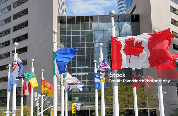 Провинция Флаги Торонто — стоковые фотографии и другие картинки Флаг - Флаг, Канада, Внешний вид здания