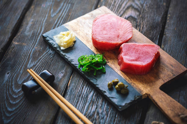 filete de atún crudo con ingredientes listos para cocinar - vitamin d salmon fillet raw fotografías e imágenes de stock