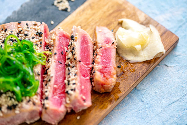 стейк из тунца с ингредиентами, готовыми к еде - tuna steak grilled tuna food стоковые фото и изображения