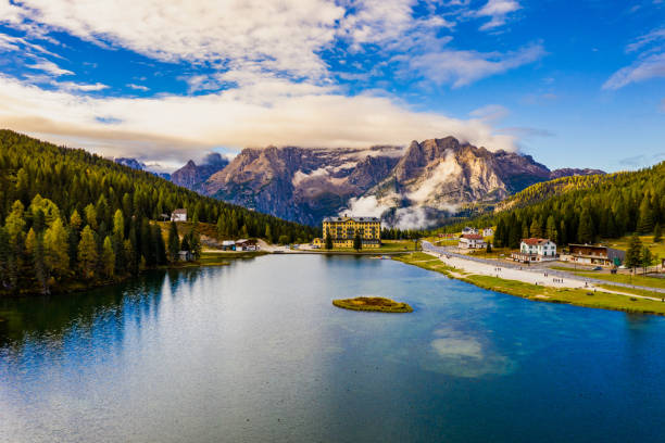 lago misurina o lago di misurina italia. lago misurina con reflejo perfecto del cielo en aguas tranquilas. impresionante vista sobre las majestuosas montañas de los dolomitas, italia, parque nacional tre cime di lavaredo. - belluno veneto european alps lake fotografías e imágenes de stock