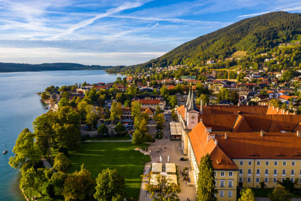 tegernsee, germania. lago tegernsee a rottach-egern (baviera), germania vicino al confine austriaco. veduta aerea del lago "tegernsee" nelle alpi della baviera. cattivo wiessee. lago tegernsee in baviera. - lake tegernsee foto e immagini stock