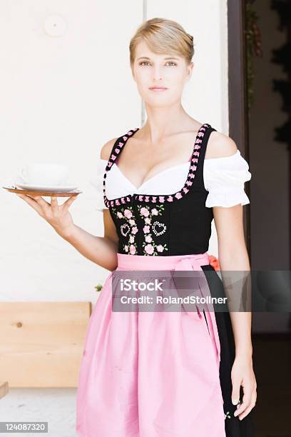 Bayerische Frau In Einem Dirndl Stockfoto und mehr Bilder von Dirndl - Dirndl, Sinnlichkeit, Arbeiten