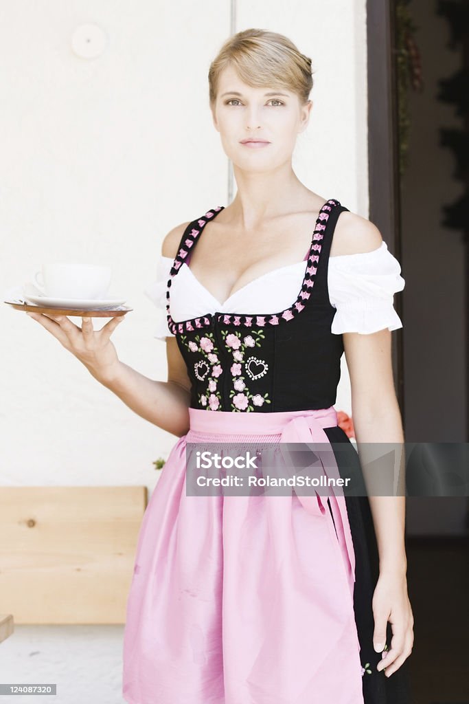 Bavarian mulher em um dirndl - Foto de stock de Saia Tipo Camponesa Com ou Sem Corpete royalty-free