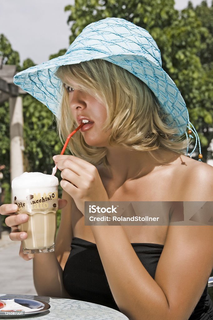 若い女性の Eiscafe - アイスクリームのロイヤリティフリーストックフォト