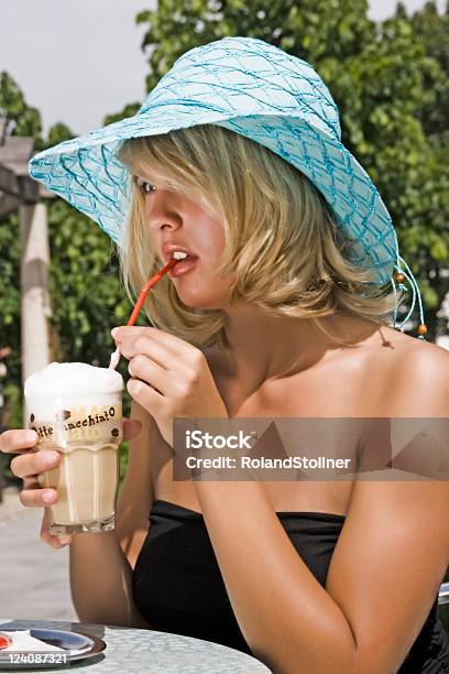 若い女性の Eiscafe - アイスクリームのストックフォトや画像を多数ご用意 - アイスクリーム, イタリア, カフェマキアート