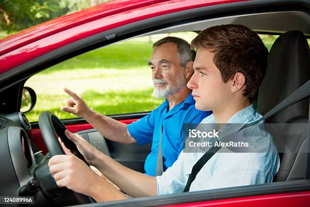 Adolescente Aprendiendo A Conducir Foto de stock y más banco de imágenes de Conducir - Conducir, Adolescente, Aprender a conducir