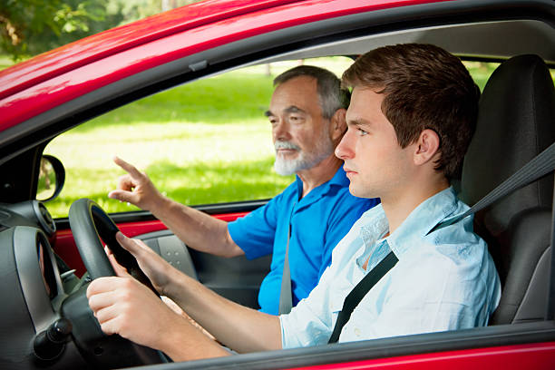 adolescente imparare a guidare - driving test foto e immagini stock