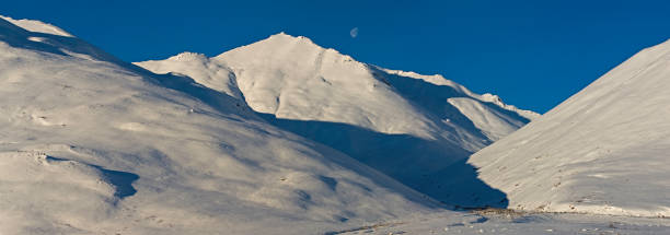 paso de atigun; nieve; nieve en la montaña; autopista dalton; alaska; municipio de north slope; ninguna persona; brooks range; camino - brooks range fotografías e imágenes de stock