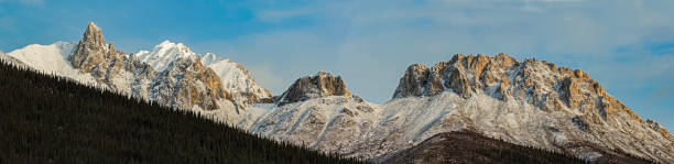 kuvapankkikuvat ja rojaltivapaat kuvat aiheesta snowden-vuori dalton highwayn varrella, brooks range, alaska - brooks range alaska