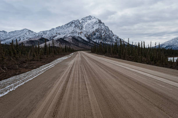 The Dalton Highway in Alaska; North of the Brooks Range; Northern Alaska; Snow; Taiga; boreal forest; color image; day; glaciers; horizontal; landscape; mountain; no people; outdoors; photograph; photography; reflections; river; scenic; valley; vertical; views; water; winter; Brooks Range alaska; al norte de la cordillera brooks; norte de alaska; nieve; taiga; bosque boreal; imagen de color; día; glaciares; horizontal; paisaje; montaña; ninguna persona; al aire libre; fotografía; fotografía; reflexiones; río; escénica; valle; vertical