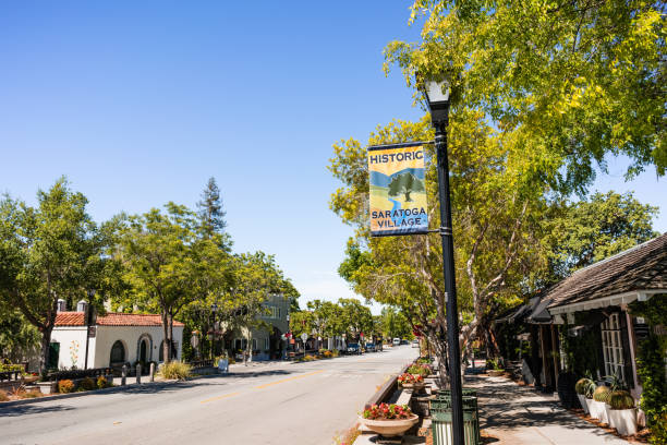 rua alinhada com lojas, cafés e restaurantes na vila histórica de saratoga, califórnia - sidewalk cafe built structure cafe day - fotografias e filmes do acervo