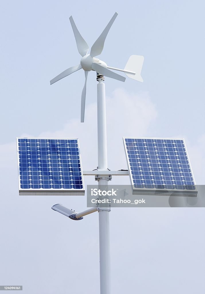 Mini energia eólica e painéis solares - Foto de stock de Azul royalty-free