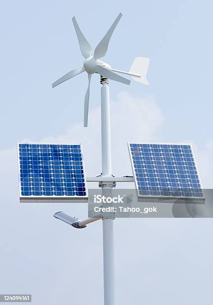 Foto de Mini Energia Eólica E Painéis Solares e mais fotos de stock de Azul - Azul, Branco, Céu - Fenômeno natural