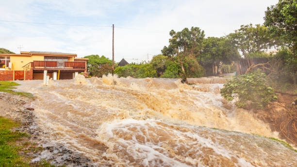 acque alluvionali in sudafrica - floodwaters foto e immagini stock