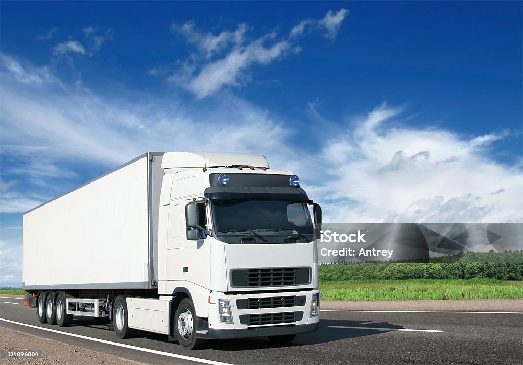 semi caminhão branco na estrada do país e trailer - Foto de stock de Branco royalty-free