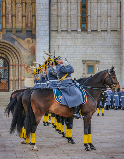 cambio de la ceremonia de la guardia presidencial, guardias de caballería saludando con sables desnudos criados en el complejo kremlin de moscú, rusia - kremlin regiment fotografías e imágenes de stock