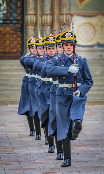 cambio de la ceremonia de la guardia presidencial, en el kremlin de moscú, rusia en la nieve de invierno - kremlin regiment fotografías e imágenes de stock