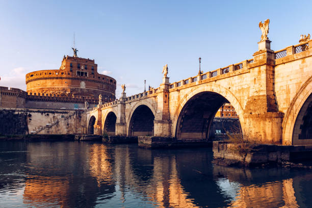 イタリア・ローマのパルコ・アドリアーノにあるそびえ立つ円筒形の建物、聖なる天使の城(カステル・サン・アンジェロ)とサンタンジェロ橋として知られるハドリアヌス廟 - angel ponte sant angelo statue castel santangelo ストックフォトと画像