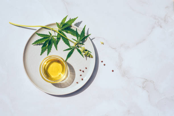 olio di cannabis cbd di marijuana medica. prodotti a base di canapa all'olio di cbd omeopatia alternativa - herbal medicine alternative medicine homeopathic medicine laboratory foto e immagini stock