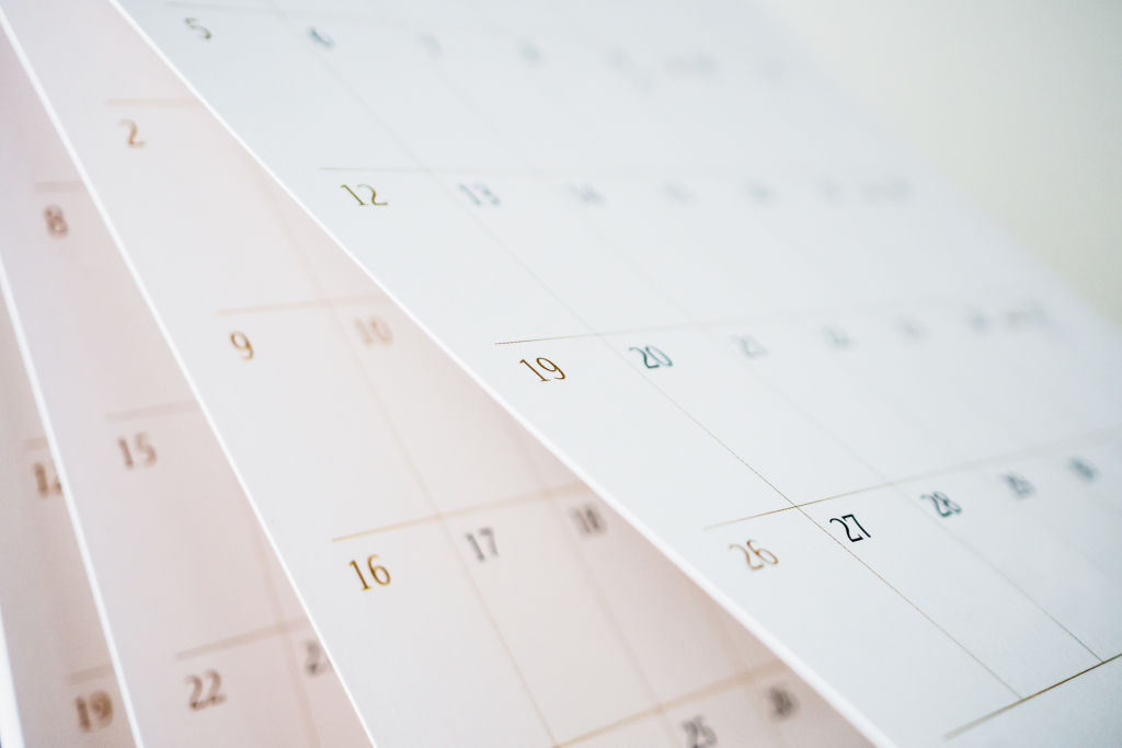 Kalenderseite Flipping Blatt nah verwischt Hintergrund Geschäftsplan Planung Termin Besprechungskonzept