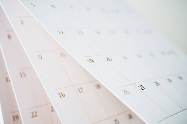 캘린더 페이지 뒤집기 시트 클로즈 업 블러 배경 비즈니스 일정 계획 약속 회의 개념 - calendar 뉴스 사진 이미지