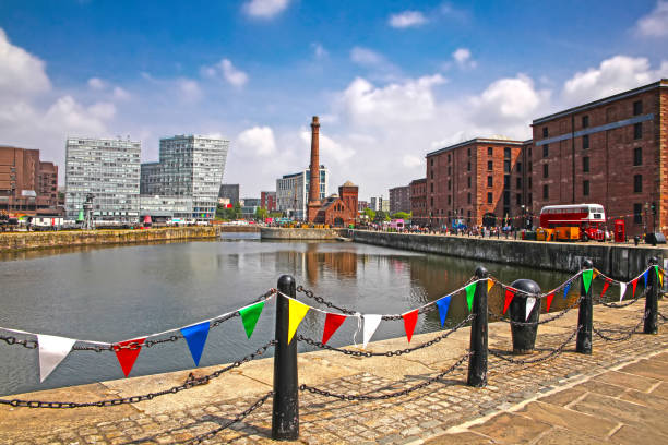 vistas a la ciudad del histórico muelle de canning en el río mersey, que forma parte del puerto de liverpool, en el norte de inglaterra, reino unido. - merseyside fotografías e imágenes de stock