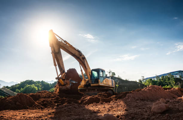 excavator working on a construction site - civil building imagens e fotografias de stock