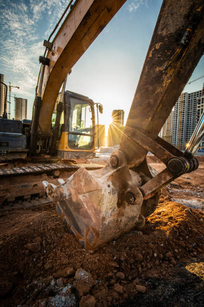 macchinari per escavatori in un cantiere - caterpillar truck foto e immagini stock