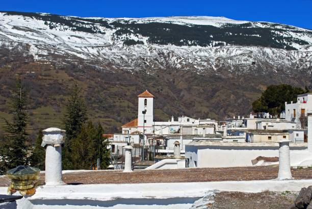 bâtiments de ville et montagnes, capileira, espagne. - las alpujarras photos et images de collection