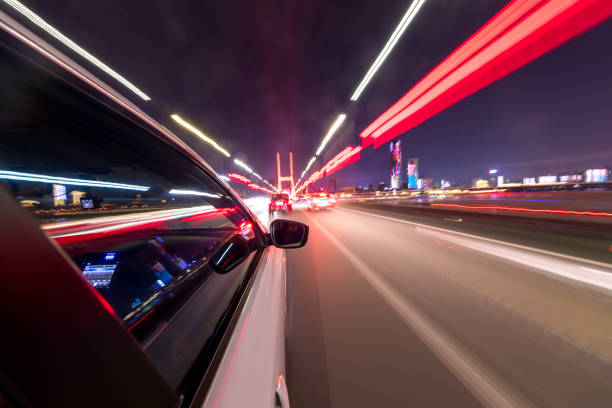 sfondo astratto di percorsi semaforo velocità con cerchio bokeh - long vehicle flash foto e immagini stock