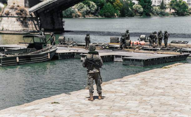 regimiento de pontonistas y los especialistas de ingenieros del ejército español montando un puente de barcos entre las dos orillas del río guadalquivir. - personal militar español fotografías e imágenes de stock