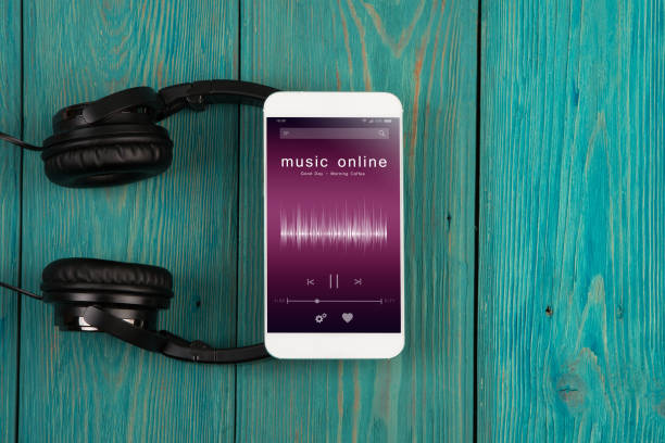 escuchar música concepto en línea - aplicación de reproductor de música en línea en el teléfono inteligente - kitchen equipment audio fotografías e imágenes de stock