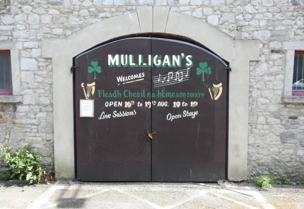 マリガンのドア - irish culture republic of ireland guinness music ストックフォトと画像