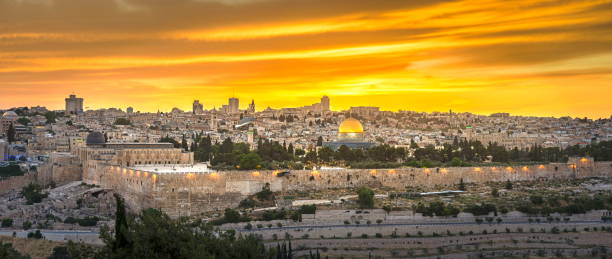 日没時の旧市街エルサレム - jerusalem dome jerusalem old city dome of the rock ストックフォトと画像