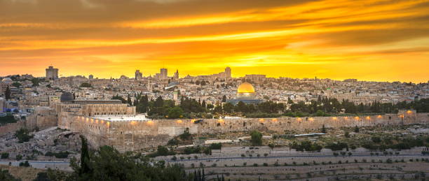 old city jerusalem at sunset - jerusalem israel skyline panoramic imagens e fotografias de stock