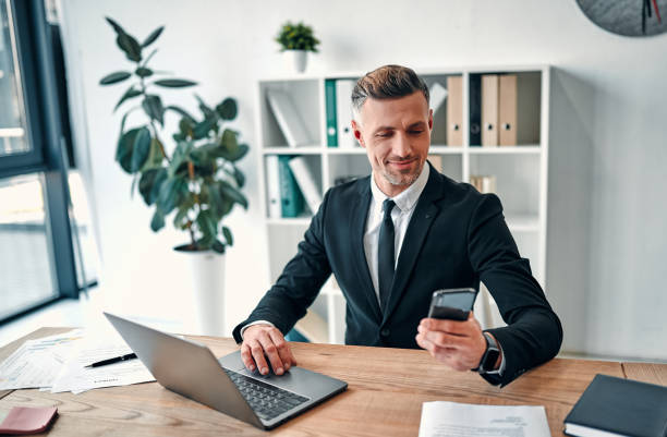 사무실에서 사업가 - necktie suit shirt business 뉴스 사진 이미지