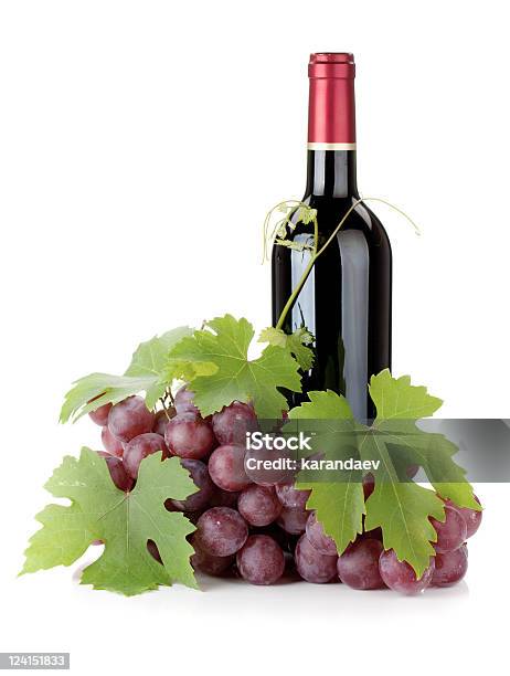 Roter Wein Flasche Und Trauben Stockfoto und mehr Bilder von Alkoholisches Getränk - Alkoholisches Getränk, Ast - Pflanzenbestandteil, Blatt - Pflanzenbestandteile