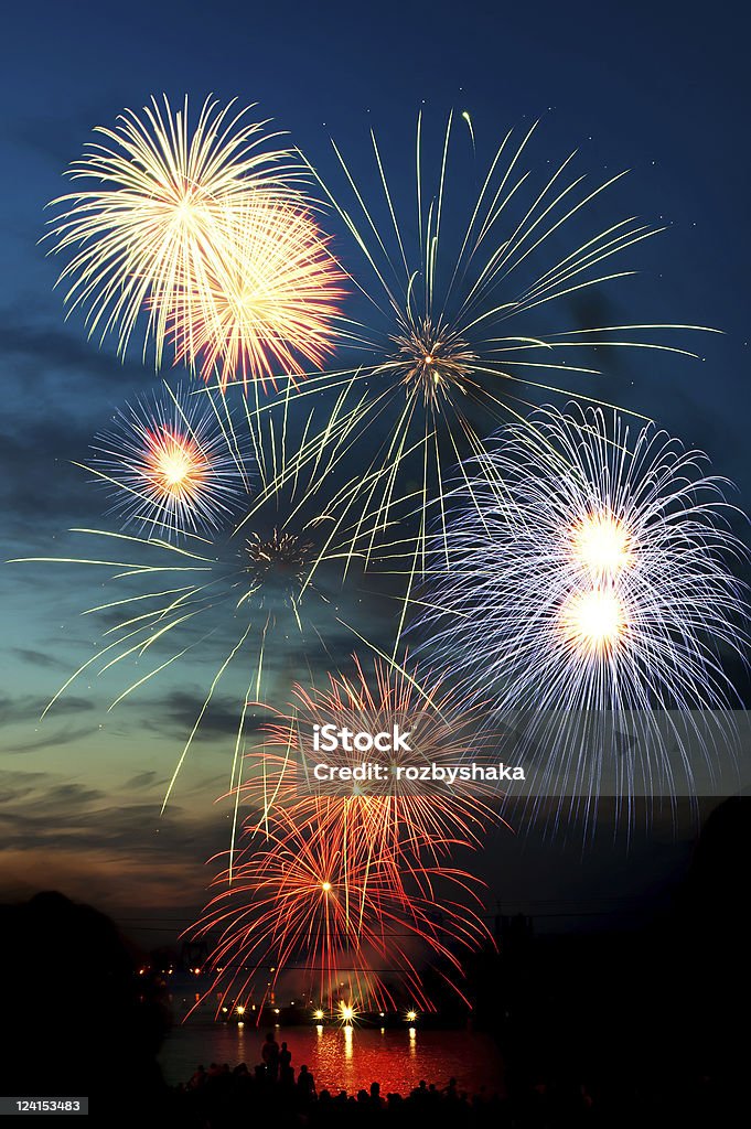 Colcha colorida queima de fogos no céu, à noite - Foto de stock de Alegria royalty-free
