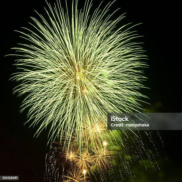 Foto de Colcha Colorida Queima De Fogos No Céu À Noite e mais fotos de stock de Arte - Arte, Arte e Artesanato - Assunto, Beleza