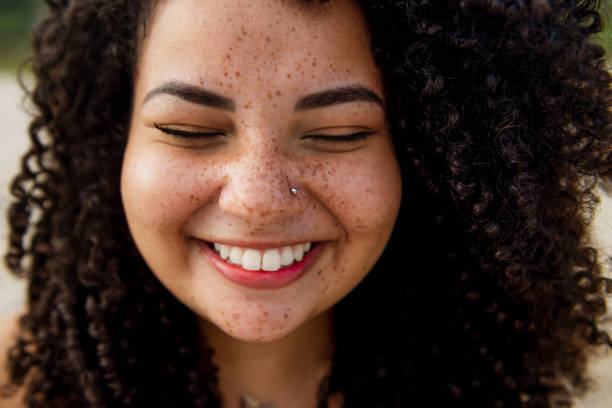 nahaufnahme von brasilianischen mädchen mit einem lockigen haar - woman face close up stock-fotos und bilder