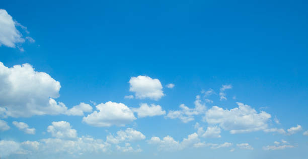 puszyste chmury na błękitnym niebie. tło z chmur. - cumulus cloud sky blue condensation zdjęcia i obrazy z banku zdjęć