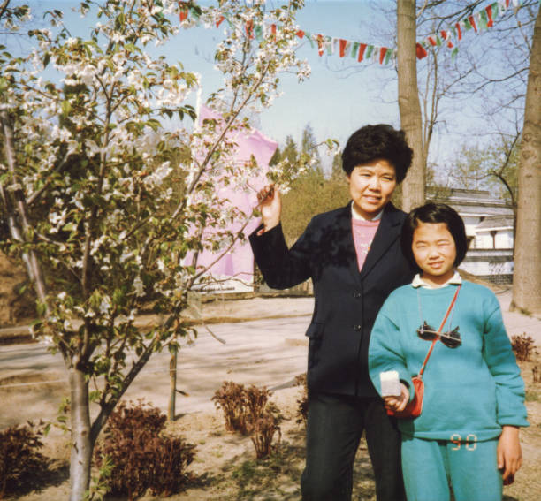 1980er jahre china kleine mädchen fotos aus dem wirklichen leben - chinesische kultur fotos stock-fotos und bilder