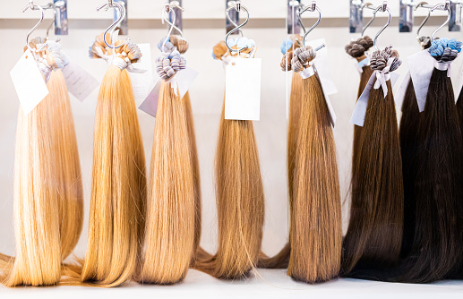 Exposición de extensiones de cabello multicolor en salón de belleza photo