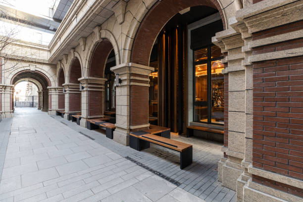 tło korytarza budynku - roman column arch pedestrian walkway zdjęcia i obrazy z banku zdjęć