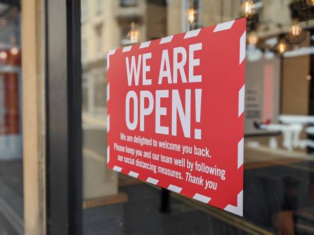 covid-19 oznakowanie, otwórz z social distancing zaloguj się w oknie sklepu - window display commercial sign blank nobody zdjęcia i obrazy z banku zdjęć