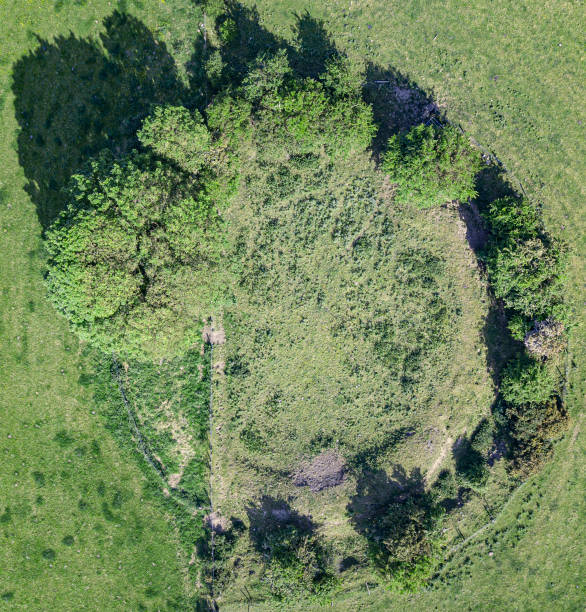 fairy fort am wild atlantic way, roscommon, irland. - hillfort stock-fotos und bilder