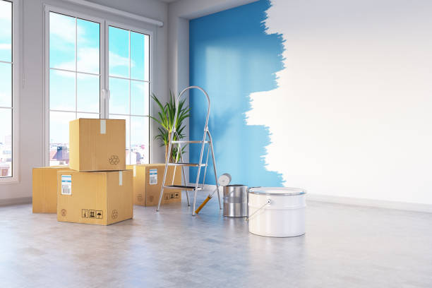 concepto de casa móvil con cajas de cartón y pintura de pared - repairing apartment home improvement painting fotografías e imágenes de stock